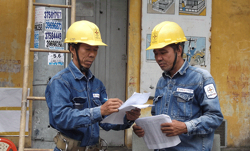 Ông Trương Thái Sơn (bên trái) bàn giao công việc cho đồng nghiệp tại hiện trường công tác. Ảnh: NVCC