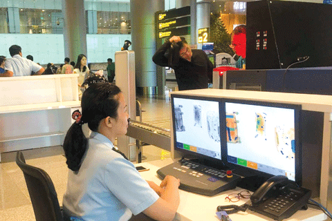 Cán bộ Chi cục Hải quan sân bay quốc tế Đà Nẵng giám sát hoạt động xuất nhập cảnh của hành khách. Ảnh: Danang.gov.vn