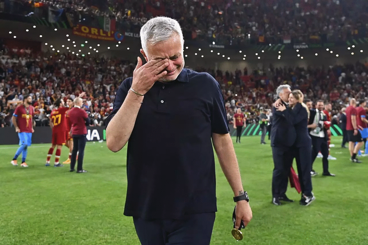 Jose Mourinho bật khóc trong ngày lập kỷ lục vô tiền khoáng hậu, tuyên bố nóng về tương lai ảnh 3