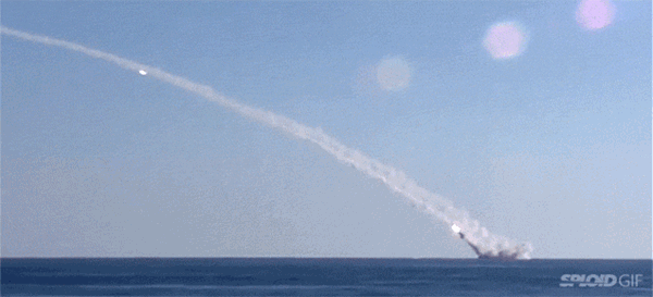 Tàu ngầm Kilo Nga đang phóng tên lửa Klub diệt quân IS ở Syria tháng 12.2015. Các tàu ngầm Kilo Nga đóng cho Việt Nam đều có khả năng này - Ảnh từ clip