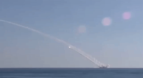 Tàu ngầm Rostov-on-Don lớp Kilo cải tiến khai hỏa tên lửa Kalibr 3M-14 phiên bản tấn công mặt đất từ Địa Trung Hải đến các mục tiêu khủng bố trên đất Syria