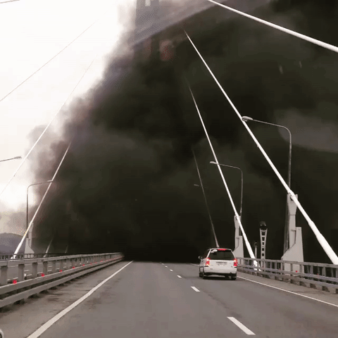 Video Tàu chiến Nga đi qua cầu mà tưởng cháy cầu