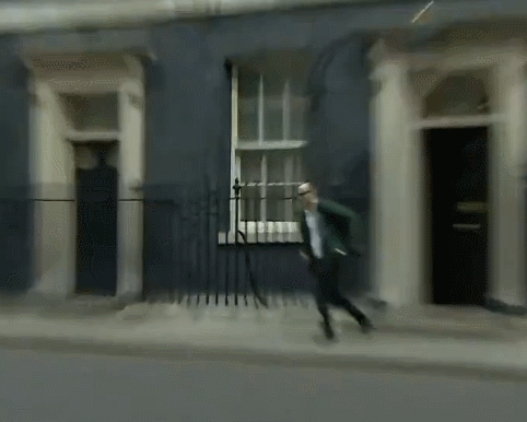 Hình ảnh ông Dominic Cummings bỏ chạy khỏi Phủ Thủ tướng Anh đang gây bão mạng (Ảnh: Sky News).