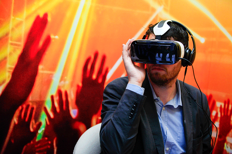 Một người đang thử đeo thiết bị thực tế ảo Gear VR của Samsung. Ảnh: Bloomberg