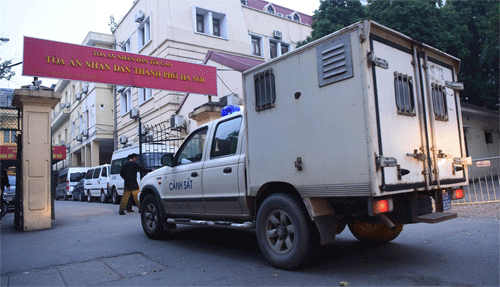 Xe chở 3 người bị tạm giam vào TAND Hà Nội trong sáng 28/1. Ảnh: Giang Huy