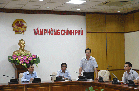 Ông Đỗ Ngọc Huỳnh (người đứng) giữ chức Trợ lý Thủ tướng Nguyễn Xuân Phúc. (Ảnh: VGP)