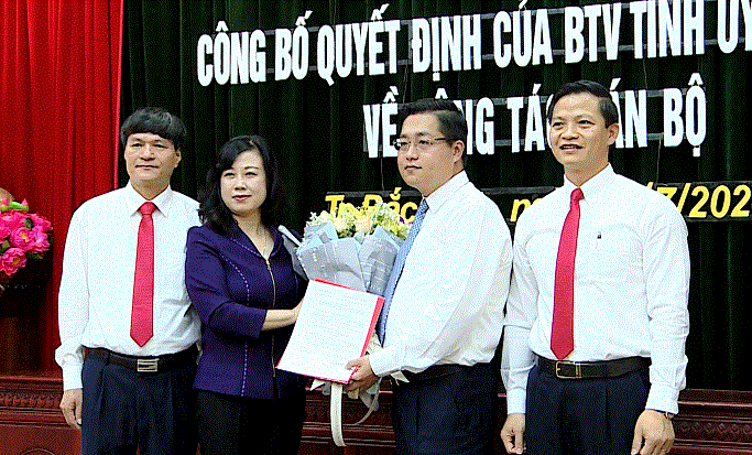 Phó Bí thư Thường trực Tỉnh ủy Đào Hồng Lan, các đồng chí lãnh đạo tỉnh trao Quyết định và tặng hoa chúc mừng đồng chí Nguyễn Nhân Chinh
