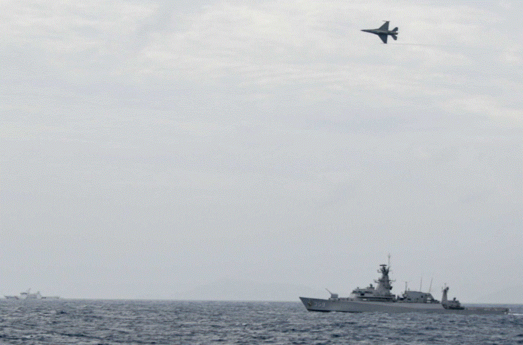 Hình ảnh cho thấy tàu chiến và máy bay F-16 của Indonesia đang bám sát một tàu hải cảnh Trung Quốc ở vùng biển Natuna (Ảnh: Reuters)