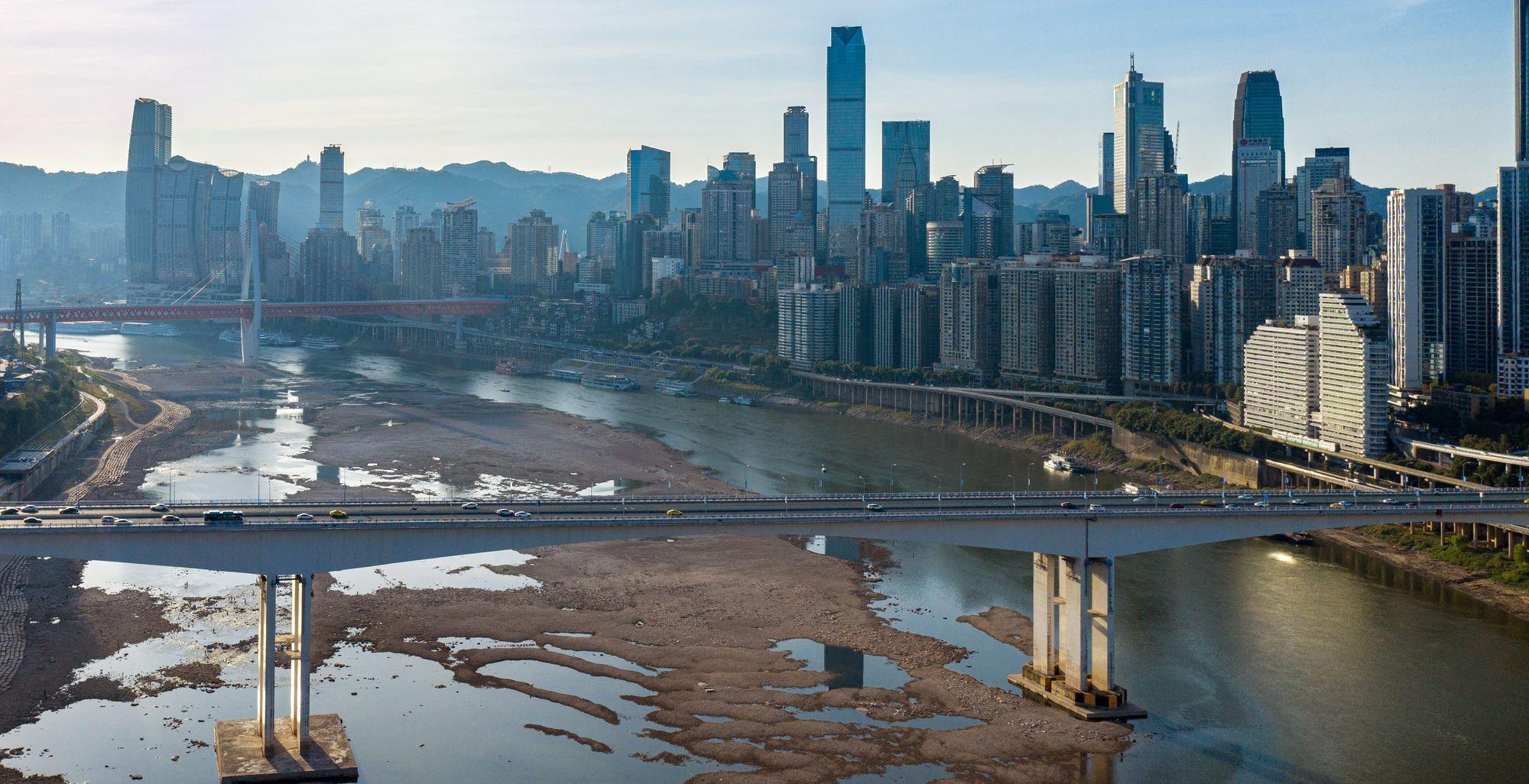 Tình trạng khô cạn tới đáy của sông Gia Lăng, một nhánh của sông Dương Tử, ở Trùng Khánh ngày 21/8 (Ảnh: Shutterstock)