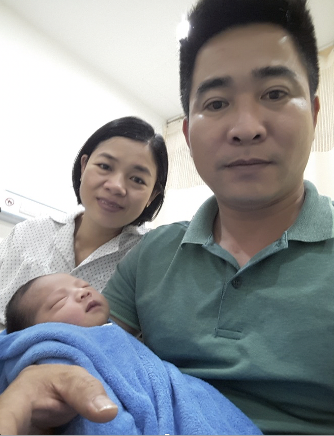 Vợ chồng anh Minh, chị Hướng hạnh phúc khi có con (Ảnh - BVCC) 