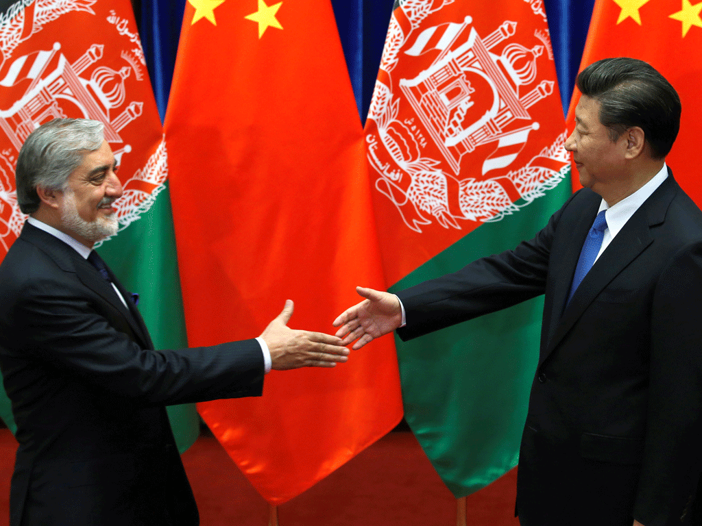 Chủ tịch Trung Quốc Tập Cận Bình (phải) và lãnh đạo Afghanistan, ông Abdullah Abdullah