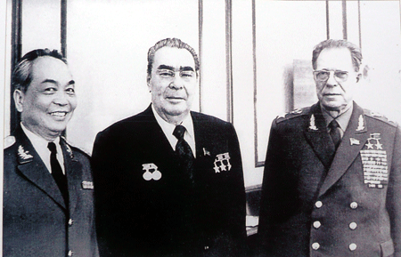 Tổng Bí thư Đảng Cộng sản Liên Xô Leonid Brezhnev và Nguyên soái Dmitriy Ustinnov cùng  Đại tướng Võ Nguyên Giáp