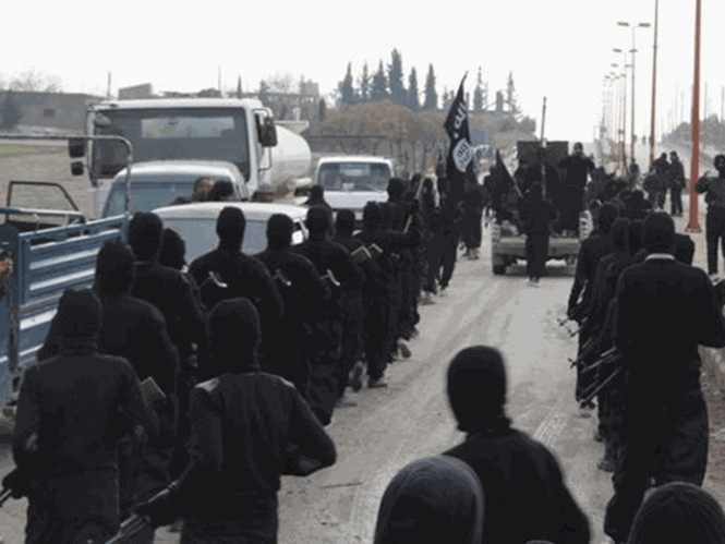 Một cuộc biểu dương lực lượng của IS ở Tel Abyad (Syria) - Ảnh: Reuters