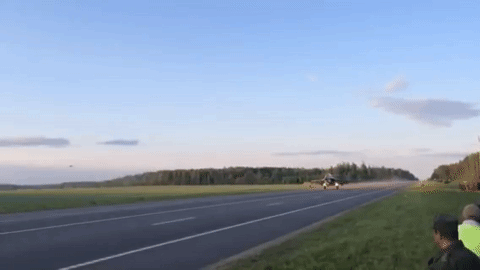 Video MiG-29 không quân Belarus cất, hạ cánh trên quốc lộ