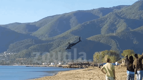 Trực thăng AH-64D của Hy Lạp rơi xuống biển và lộn nhào