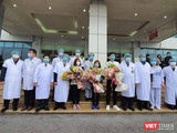 Các bác sĩ cùng Thứ trưởng Bộ Y tế Đỗ Xuân Tuyên chụp ảnh với 3 bệnh nhân khỏi bệnh (Ảnh: Minh Thúy)