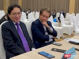 Đương kim Chủ tịch Eximbank Yasuhiro Saitoh (trái) và Thành viên HĐQT độc lập Lê Minh Quốc chia sẻ với phóng viên sau phiên AGM 2021 bất thành.