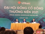 Chủ tịch VPBank Ngô Chính Dũng (ngồi giữa) làm Chủ toạ tại ĐHĐCĐ thường niên năm 2021 của VPBank
