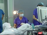 BS Phạm Văn Hưởng - Trưởng khoa Khám bệnh thực hiện thủ thuật để TTTON cho bệnh nhân