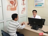 TS. Nguyễn Hoài Bắc - Trưởng Khoa Nam học của Bệnh viện Đại học Y Hà Nội - tư vấn cho bệnh nhân
