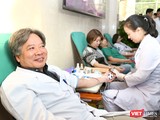 GS.TS. Trần Bình Giang - Giám đốc Bệnh viện Hữu nghị Việt Đức - tham gia hiến máu tình nguyện