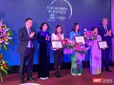 Phó Chủ tịch nước Đặng Thị Ngọc Thịnh và GS. Châu Văn Minh - Chủ tịch Viện Hàn lâm Khoa học và Công nghệ Việt Nam trao Giải thưởng L’Oreál – UNESCO "Vì sự phát triển phụ nữ trong khoa học" cho 3 nhà khoa học nữ xuất sắc năm 2019