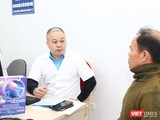 TS. Nguyễn Anh Tuấn – Trưởng Khoa Nội – Hồi sức thần kinh khám và tư vấn miễn phí cho người dân