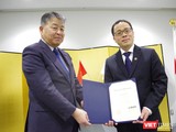 GS. Yamazaki -Hiệu trưởng Đại học Kanazawa – trao bằng Giáo sư danh dự cho GS Tạ Thành Văn - HIệu trưởng Trường Đại học Y Hà Nội