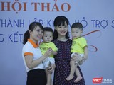 : Bác sĩ Thu Hiền (ngoài cùng bên trái) cùng 1 gia đình có con nhờ thụ tinh trong ống nghiệm