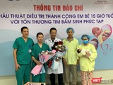 Gia đình cháu bé được cứu sống tặng hoa tri ân các bác sĩ Trung tâm tim mạch trẻ em của BV Nhi Trung ương