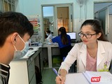 Bác sĩ tư vấn cho bệnh nhân HIV ở Trung tâm y tế Thuận An