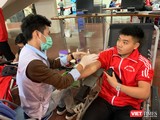 Các bạn trẻ tình nguyện tham gia hiến máu