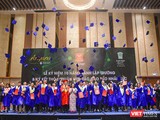 Với những đóng góp vào thành công của Tuần lễ APEC 2017 tại Đà Nẵng, Ban Lãnh đạo Khu nghỉ mát Furama Resort Đà Nẵng đã trao bằng chứng nhận cho 212 tình nguyện viên đã tham gia phục vụ Tuần lễ cấp cao APEC tại khu nghỉ mát này.
