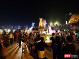 Sau những lo toan đón Tết Mậu Tuất 2018, tối 15/2 (tức đêm 30 Tết), người dân Đà Nẵng đã đổ ra đường du xuân với mong cầu một năm mới mọi điều như ý.