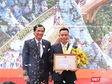 Ông Trần Văn Miên - Phó Chủ tịch UBND Thành phố Đà Nẵng trao tặng Bằng khen cho Công ty Cổ phần Dịch vụ Cáp treo Bà Nà vì đã có thành tích đóng góp xuất sắc cho sự phát triển của du lịch Đà Nẵng giai đoạn 2009-2019.