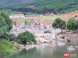 Một đoạn sông Luông Đông chảy qua khu vực dự án mở rộng Công viên suối khoáng nóng núi Thần Tài bị chủ đầu tư lấp chặn dòng