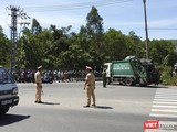 Ngày 8/7, lực lượng cảnh sát được huy động để hộ tống xe chở rác đi vào bãi rác Khánh Sơn