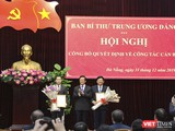 Ông Hà Ban - Phó Trưởng Ban Tổ chức Trung ương trao quyết định và hoa chúc mừng cho ông Nguyễn Văn Quảng (bìa trái)