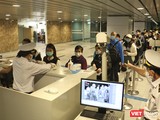 Lực lượng giám sát bệnh tật tại sân bay quốc tế Đà Nẵng vẫn thường trực giám sát hành khách qua cửa khẩu 24/24