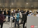 Người dân, du khách đeo khẩu trang làm thủ tục tại sân bay (Ảnh Xuân Mai/viettimes.vn)