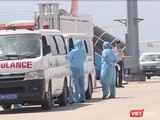 Lực lượng y tế kiểm soát bệnh tật Đà Nẵng đang tiến hành cách ly, chuyển hành khách nhập cảnh vào Đà Nẵng bằng đường hàng không