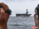 Sức hút của tàu sân bay USS Theodore Roosevelt của Hải quân Hoa Kỳ trên vịnh Đà Nẵng