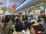 Người dân đi mua sắm hàng hoá tại siêu thị trên địa bàn TP Đà Nẵng
