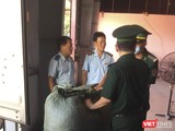 Lực lượng chức năng tiến hành kiểm tra lô thảo dược nhập lậu tại cảng Tiên Sa (Đà Nẵng)