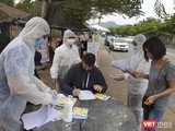 Lực lượng y tế tiến hành điều tra dịch tễ đối với người dân tại cộng đồng