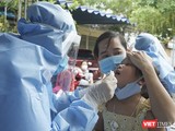 Lực lượng y tế Đà Nẵng lấy mẫu xét nghiệm COVID-19 tại cộng đồng