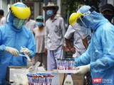 Lực lượng y tế lấy mẫu xét nghiệm COVID-10 trong cộng đồng tại Đà Nẵng.