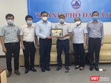 ông Huỳnh Đức Thơ - Chủ tịch UBND TP Đà Nẵng trao quà lưu niệm cho Thứ trưởng Nguyễn Trường Sơn và Bộ phận Thường trực đặc biệt của Bộ Y tế tại Đà Nẵng