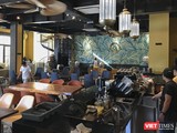 Nhân viên nhà hàng trên địa bàn TP Đà Nẵng chuẩn bị cho việc mở cửa hoạt động trở lại sau thời gian dài đóng cửa phòng dịch COVID-19