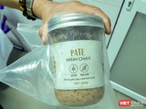 Mẫu sản phẩm pate Minh Chay được ngành y tế Quảng Nam niêm phong, lấy mẫu kiểm nghiệm.